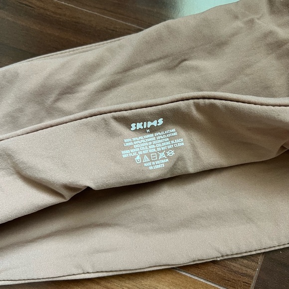 SKIMS Fits Everybody Bandeau Bra in Sienna - Picture 3 of 4